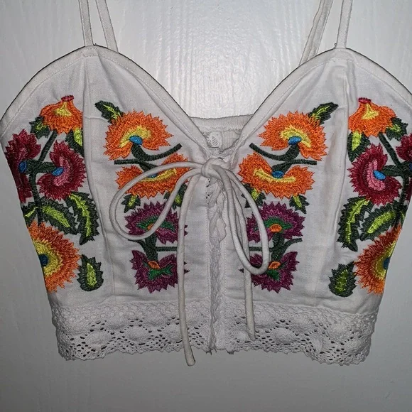 Sadie & Sage Floral Embroidered Crop Top, adjustable spaghetti strap - Picture 2 of 10